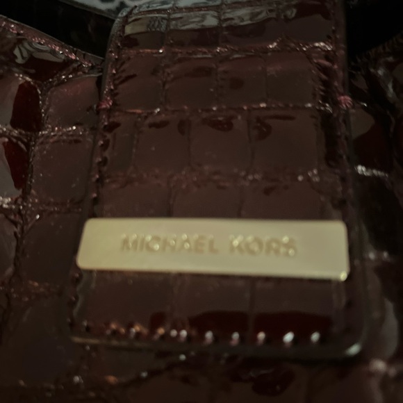 Croc-Embossed Burgundy Handbag - Picture 4 of 8